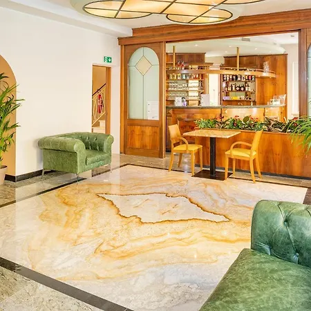 מלון Hotel Centrale גארדה
