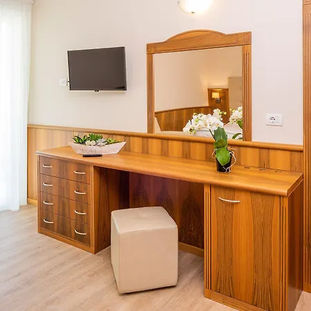 מלון Hotel Centrale גארדה