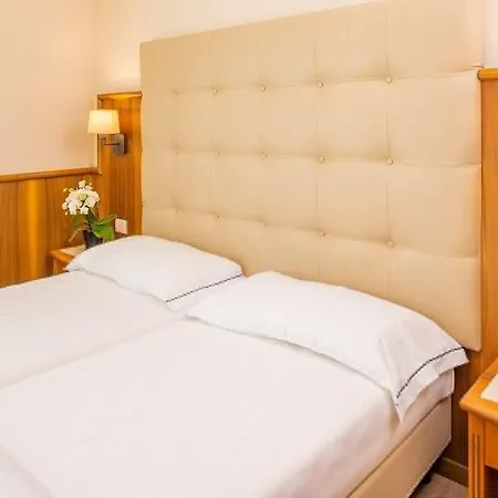 מלון Hotel Centrale 4*