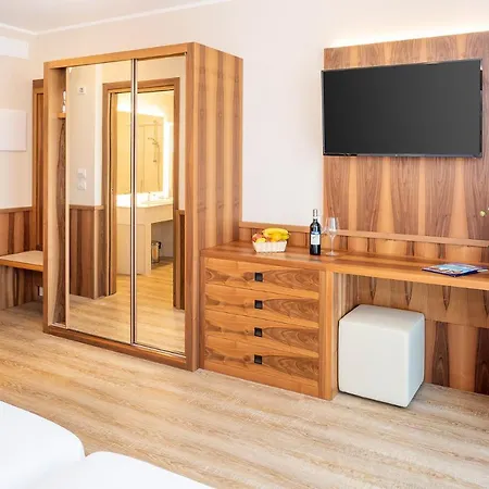 מלון Hotel Centrale 4*