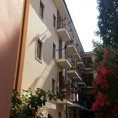Hotel Centrale מלון